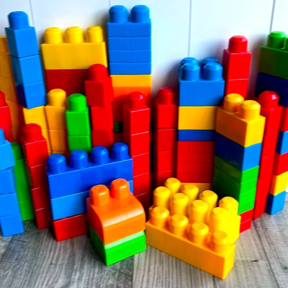 120+ MEGA BLOKS building brick toys 120+ pieces - Picture 2 of 8